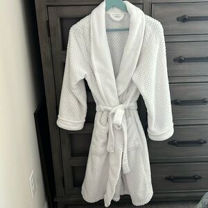 Ulta white robe with tie, new without tags